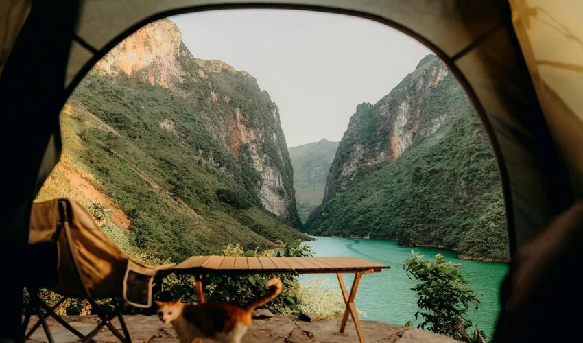 Camping caché sur la rivière Nho Que