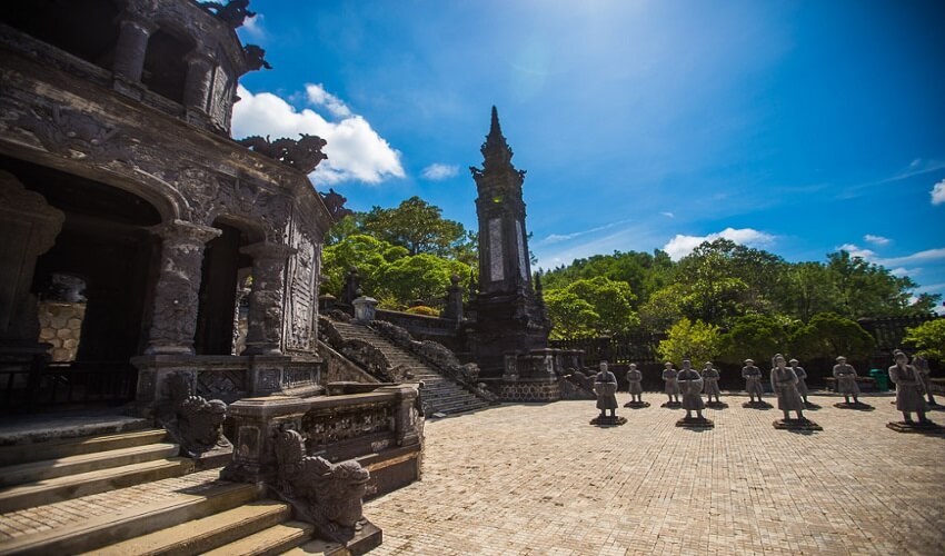 Les statues à côté la tombe Khai Dinh