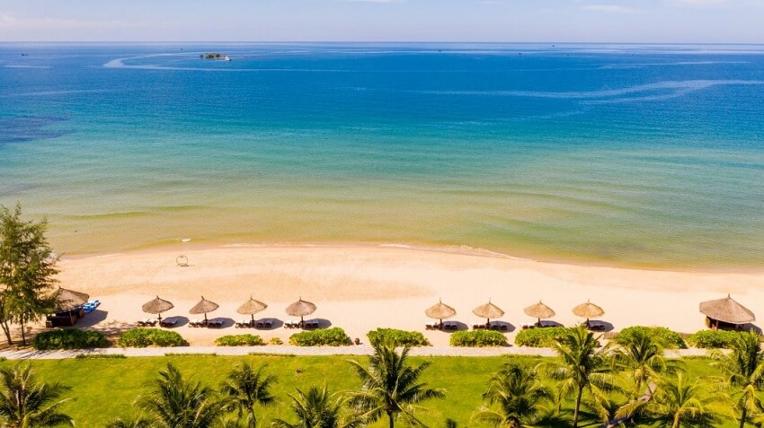 Belle plage vierge Bai Dai ou Casuarina Beach