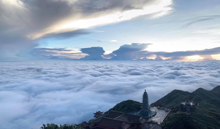 Incroyable mer de nuage au sommet Fansipan