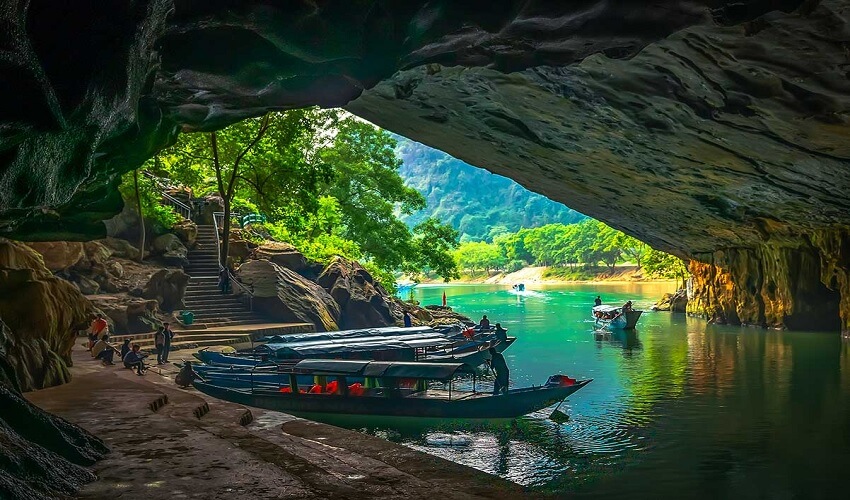 L'embarcadère devant l'entrée des grottes