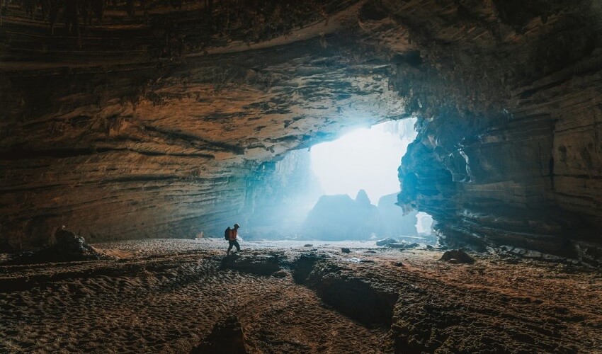 La remarquable grotte aux pieux en bois Dau Go