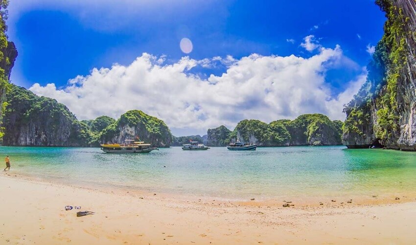 Lan Ha abrite de nombreuses petites plages de sable isolées